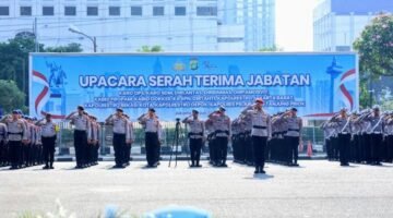 Foto: Kapolda Metro Jaya Komjen Pol. Asep Edi Suheri memimpin upacara serah terima jabatan (sertijab) terhadap Pejabat Utama (PJU) dan Kapolres jajaran Polda Metro Jaya di Lapangan Presisi Direktorat Lalu Lintas (Ditlantas) Polda Metro Jaya, Selasa (28/7/2026). (Dok-Istimewa)