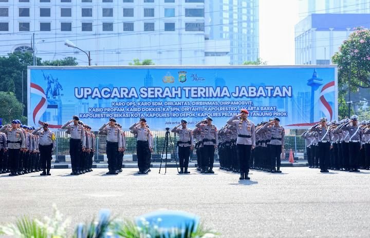 Foto: Kapolda Metro Jaya Komjen Pol. Asep Edi Suheri memimpin upacara serah terima jabatan (sertijab) terhadap Pejabat Utama (PJU) dan Kapolres jajaran Polda Metro Jaya di Lapangan Presisi Direktorat Lalu Lintas (Ditlantas) Polda Metro Jaya, Selasa (28/7/2026). (Dok-Istimewa)
