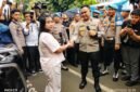Foto: Wakapolda Metro Jaya Brigjen Pol. Dekananto Eko Purwono, S.I.K., M.H. saat mengembalikan kendaraan Roda 4 képada pemilik, di Lapangan Ditreskrimsus Polda Metro Jaya, Jumat (31/7/2026). (Dok-okj/fn)