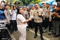 Foto: Wakapolda Metro Jaya Brigjen Pol. Dekananto Eko Purwono, S.I.K., M.H. saat mengembalikan kendaraan Roda 4 képada pemilik, di Lapangan Ditreskrimsus Polda Metro Jaya, Jumat (31/7/2026). (Dok-okj/fn)