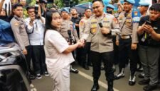 Foto: Wakapolda Metro Jaya Brigjen Pol. Dekananto Eko Purwono, S.I.K., M.H. saat mengembalikan kendaraan Roda 4 képada pemilik, di Lapangan Ditreskrimsus Polda Metro Jaya, Jumat (31/7/2026). (Dok-okj/fn)