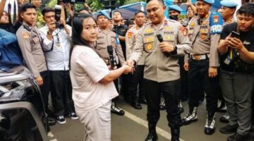 Foto: Wakapolda Metro Jaya Brigjen Pol. Dekananto Eko Purwono, S.I.K., M.H. saat mengembalikan kendaraan Roda 4 képada pemilik, di Lapangan Ditreskrimsus Polda Metro Jaya, Jumat (31/7/2026). (Dok-okj/fn)