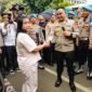 Foto: Wakapolda Metro Jaya Brigjen Pol. Dekananto Eko Purwono, S.I.K., M.H. saat mengembalikan kendaraan Roda 4 képada pemilik, di Lapangan Ditreskrimsus Polda Metro Jaya, Jumat (31/7/2026). (Dok-okj/fn)