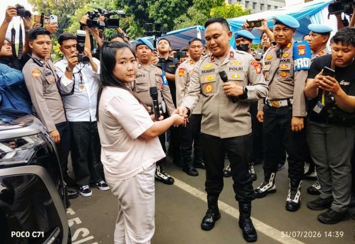 Foto: Wakapolda Metro Jaya Brigjen Pol. Dekananto Eko Purwono, S.I.K., M.H. saat mengembalikan kendaraan Roda 4 képada pemilik, di Lapangan Ditreskrimsus Polda Metro Jaya, Jumat (31/7/2026). (Dok-okj/fn)