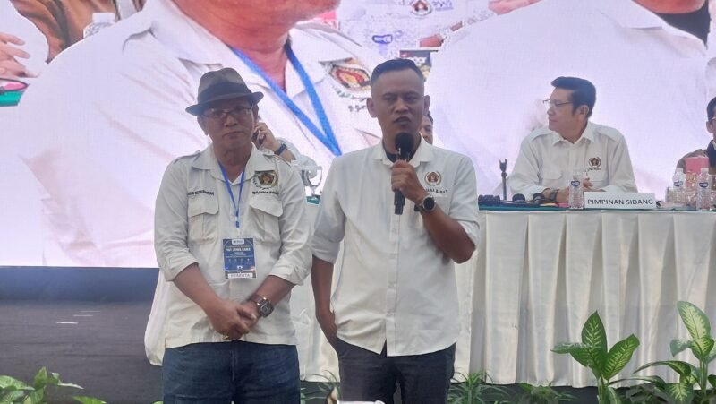 Tantan Sulthon Bukhawan (kanan) dan Oland PH Sibarani, usai terpilih sebagai Ketua PWI dan DK PWI Jabar, di Bandung, Rabu (12/8/2026) malam. (Foto hw)