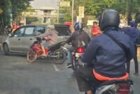 Foto: Sejumlah kendaraan terjebak antrean saat melintasi putaran (U-turn) di depan Topjaya Antariksa, Jalan Raya Bekasi KM 26, Ujung Menteng, Cakung, Jakarta Timur, Minggu (2/8/2026).