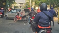 Foto: Sejumlah kendaraan terjebak antrean saat melintasi putaran (U-turn) di depan Topjaya Antariksa, Jalan Raya Bekasi KM 26, Ujung Menteng, Cakung, Jakarta Timur, Minggu (2/8/2026).