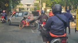 Foto: Sejumlah kendaraan terjebak antrean saat melintasi putaran (U-turn) di depan Topjaya Antariksa, Jalan Raya Bekasi KM 26, Ujung Menteng, Cakung, Jakarta Timur, Minggu (2/8/2026).