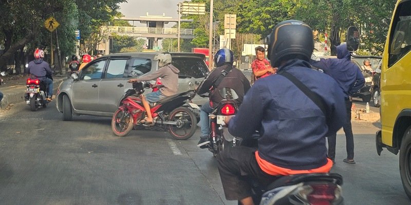 Foto: Sejumlah kendaraan terjebak antrean saat melintasi putaran (U-turn) di depan Topjaya Antariksa, Jalan Raya Bekasi KM 26, Ujung Menteng, Cakung, Jakarta Timur, Minggu (2/8/2026).