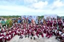 Ketua Umum Tim Penggerak Pemberdayaan dan Kesejahteraan Keluarga (TP PKK) Tri Tito Karnavian menyalurkan bantuan bagi siswa dan guru Sekolah Rakyat di Kabupaten Biak Numfor, Papua, Senin (3/8/2026).