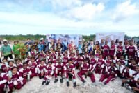 Ketua Umum Tim Penggerak Pemberdayaan dan Kesejahteraan Keluarga (TP PKK) Tri Tito Karnavian menyalurkan bantuan bagi siswa dan guru Sekolah Rakyat di Kabupaten Biak Numfor, Papua, Senin (3/8/2026).