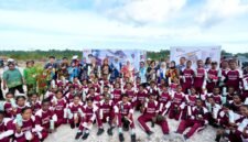 Ketua Umum Tim Penggerak Pemberdayaan dan Kesejahteraan Keluarga (TP PKK) Tri Tito Karnavian menyalurkan bantuan bagi siswa dan guru Sekolah Rakyat di Kabupaten Biak Numfor, Papua, Senin (3/8/2026).