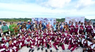 Ketua Umum Tim Penggerak Pemberdayaan dan Kesejahteraan Keluarga (TP PKK) Tri Tito Karnavian menyalurkan bantuan bagi siswa dan guru Sekolah Rakyat di Kabupaten Biak Numfor, Papua, Senin (3/8/2026).