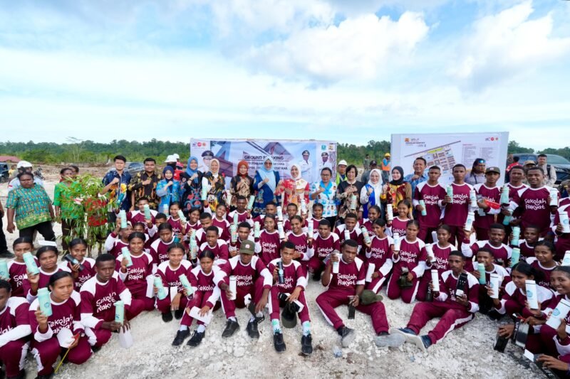 Ketua Umum Tim Penggerak Pemberdayaan dan Kesejahteraan Keluarga (TP PKK) Tri Tito Karnavian menyalurkan bantuan bagi siswa dan guru Sekolah Rakyat di Kabupaten Biak Numfor, Papua, Senin (3/8/2026).