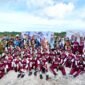 Ketua Umum Tim Penggerak Pemberdayaan dan Kesejahteraan Keluarga (TP PKK) Tri Tito Karnavian menyalurkan bantuan bagi siswa dan guru Sekolah Rakyat di Kabupaten Biak Numfor, Papua, Senin (3/8/2026).