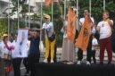 Foto: Ketua Ikatan Alumni (ILUNI) PEFEB UI, Ratih Dewihandajani Amri (tengah), bersama jajaran panitia mengibarkan bendera start sebagai tanda dimulainya Fun Walk Dies Natalis ke-70 Program Ekstensi Fakultas Ekonomi dan Bisnis Universitas Indonesia (PEFEB UI) di Kampus UI Salemba, Jakarta.