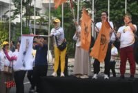 Foto: Ketua Ikatan Alumni (ILUNI) PEFEB UI, Ratih Dewihandajani Amri (tengah), bersama jajaran panitia mengibarkan bendera start sebagai tanda dimulainya Fun Walk Dies Natalis ke-70 Program Ekstensi Fakultas Ekonomi dan Bisnis Universitas Indonesia (PEFEB UI) di Kampus UI Salemba, Jakarta.