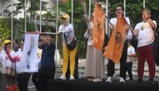 Foto: Ketua Ikatan Alumni (ILUNI) PEFEB UI, Ratih Dewihandajani Amri (tengah), bersama jajaran panitia mengibarkan bendera start sebagai tanda dimulainya Fun Walk Dies Natalis ke-70 Program Ekstensi Fakultas Ekonomi dan Bisnis Universitas Indonesia (PEFEB UI) di Kampus UI Salemba, Jakarta.