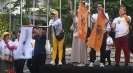 Foto: Ketua Ikatan Alumni (ILUNI) PEFEB UI, Ratih Dewihandajani Amri (tengah), bersama jajaran panitia mengibarkan bendera start sebagai tanda dimulainya Fun Walk Dies Natalis ke-70 Program Ekstensi Fakultas Ekonomi dan Bisnis Universitas Indonesia (PEFEB UI) di Kampus UI Salemba, Jakarta.