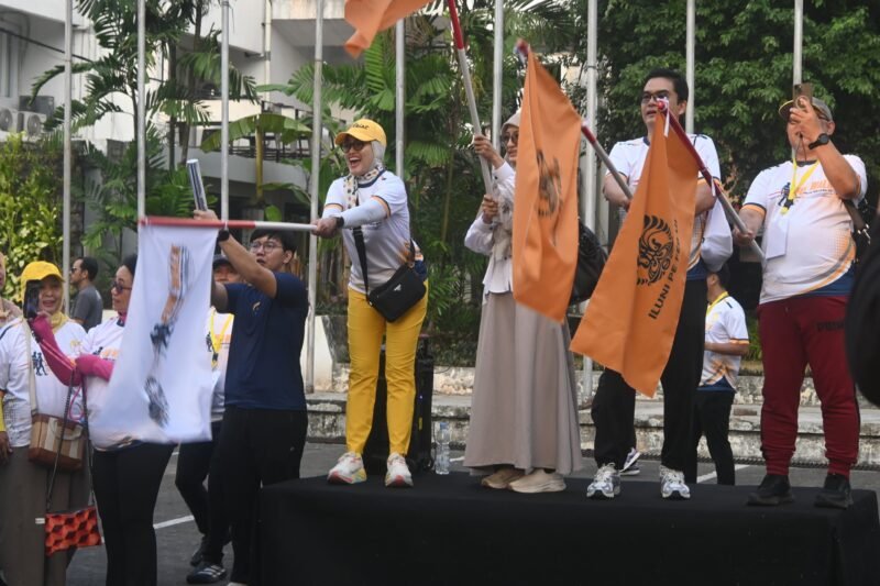 Foto: Ketua Ikatan Alumni (ILUNI) PEFEB UI, Ratih Dewihandajani Amri (tengah), bersama jajaran panitia mengibarkan bendera start sebagai tanda dimulainya Fun Walk Dies Natalis ke-70 Program Ekstensi Fakultas Ekonomi dan Bisnis Universitas Indonesia (PEFEB UI) di Kampus UI Salemba, Jakarta.