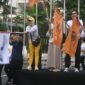 Foto: Ketua Ikatan Alumni (ILUNI) PEFEB UI, Ratih Dewihandajani Amri (tengah), bersama jajaran panitia mengibarkan bendera start sebagai tanda dimulainya Fun Walk Dies Natalis ke-70 Program Ekstensi Fakultas Ekonomi dan Bisnis Universitas Indonesia (PEFEB UI) di Kampus UI Salemba, Jakarta.
