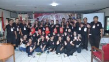 Foto: Peserta Konferensi Daerah (Konferda) dan Konferensi Cabang (Konfercab) I Gerakan Pemuda Marhaenis (GPM) Provinsi DKI Jakarta berfoto bersama usai penutupan kegiatan di Gedung Joeang 45, Menteng, Jakarta Pusat