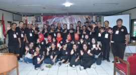 Foto: Peserta Konferensi Daerah (Konferda) dan Konferensi Cabang (Konfercab) I Gerakan Pemuda Marhaenis (GPM) Provinsi DKI Jakarta berfoto bersama usai penutupan kegiatan di Gedung Joeang 45, Menteng, Jakarta Pusat