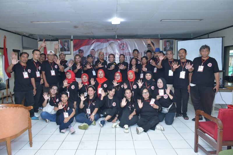 Foto: Peserta Konferensi Daerah (Konferda) dan Konferensi Cabang (Konfercab) I Gerakan Pemuda Marhaenis (GPM) Provinsi DKI Jakarta berfoto bersama usai penutupan kegiatan di Gedung Joeang 45, Menteng, Jakarta Pusat