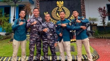 Foto: Personel Dinas Penerangan TNI Angkatan Laut (Dispenal) berfoto bersama usai kegiatan di lingkungan Markas TNI AL, Selasa (4/8/2026).
