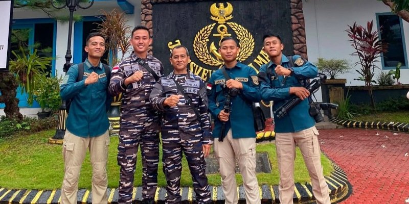 Foto: Personel Dinas Penerangan TNI Angkatan Laut (Dispenal) berfoto bersama usai kegiatan di lingkungan Markas TNI AL, Selasa (4/8/2026).