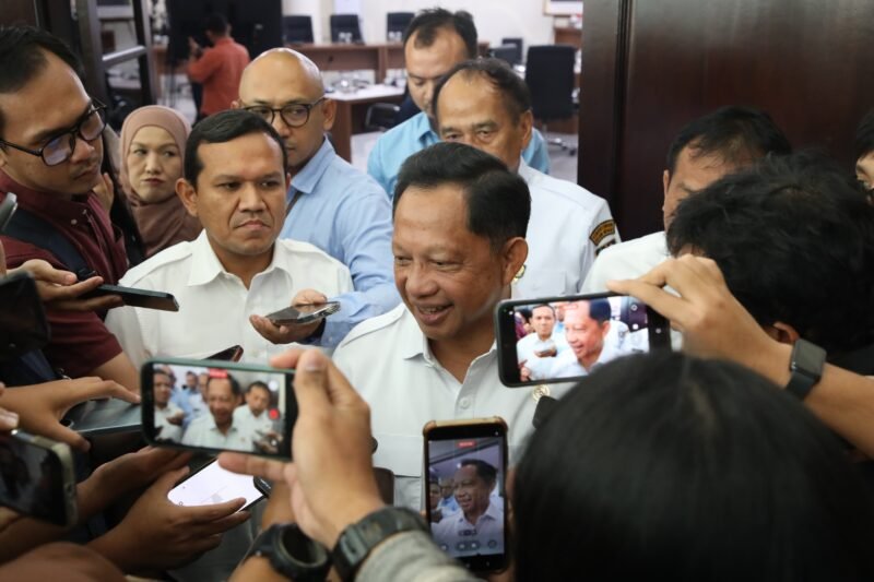 Menteri Dalam Negeri (Mendagri) Muhammad Tito Karnavian memastikan pemerintah menyiapkan tiga langkah untuk mengatasi persoalan sejumlah daerah yang mengalami kesulitan membayar gaji pegawai, termasuk Pegawai Pemerintah dengan Perjanjian Kerja (PPPK). 