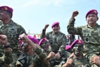 Foto: Kepala Staf Angkatan Darat (KSAD) Jenderal TNI Maruli Simanjuntak bersama prajurit Korps Marinir mengangkat tangan mengepalkan semangat saat meninjau Latihan Operasi TNI Terintegrasi Tahun Anggaran 2026 di Pusat Latihan Pertempuran Marinir (Puslatpurmar) 9 Pantai Todak, Kabupaten Lingga, Kepulauan Riau.