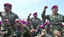 Foto: Kepala Staf Angkatan Darat (KSAD) Jenderal TNI Maruli Simanjuntak bersama prajurit Korps Marinir mengangkat tangan mengepalkan semangat saat meninjau Latihan Operasi TNI Terintegrasi Tahun Anggaran 2026 di Pusat Latihan Pertempuran Marinir (Puslatpurmar) 9 Pantai Todak, Kabupaten Lingga, Kepulauan Riau.