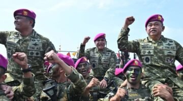 Foto: Kepala Staf Angkatan Darat (KSAD) Jenderal TNI Maruli Simanjuntak bersama prajurit Korps Marinir mengangkat tangan mengepalkan semangat saat meninjau Latihan Operasi TNI Terintegrasi Tahun Anggaran 2026 di Pusat Latihan Pertempuran Marinir (Puslatpurmar) 9 Pantai Todak, Kabupaten Lingga, Kepulauan Riau.
