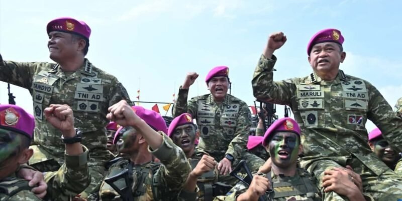 Foto: Kepala Staf Angkatan Darat (KSAD) Jenderal TNI Maruli Simanjuntak bersama prajurit Korps Marinir mengangkat tangan mengepalkan semangat saat meninjau Latihan Operasi TNI Terintegrasi Tahun Anggaran 2026 di Pusat Latihan Pertempuran Marinir (Puslatpurmar) 9 Pantai Todak, Kabupaten Lingga, Kepulauan Riau.