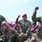 Foto: Kepala Staf Angkatan Darat (KSAD) Jenderal TNI Maruli Simanjuntak bersama prajurit Korps Marinir mengangkat tangan mengepalkan semangat saat meninjau Latihan Operasi TNI Terintegrasi Tahun Anggaran 2026 di Pusat Latihan Pertempuran Marinir (Puslatpurmar) 9 Pantai Todak, Kabupaten Lingga, Kepulauan Riau.