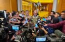 Foto: Ketua Umum PWI Pusat Akhmad Munir (tengah) didampingi Ketua Umum AFPI Entjik S. Djafar memberikan keterangan kepada awak media usai pembukaan Workshop 