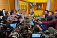 Foto: Ketua Umum PWI Pusat Akhmad Munir (tengah) didampingi Ketua Umum AFPI Entjik S. Djafar memberikan keterangan kepada awak media usai pembukaan Workshop 