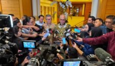 Foto: Ketua Umum PWI Pusat Akhmad Munir (tengah) didampingi Ketua Umum AFPI Entjik S. Djafar memberikan keterangan kepada awak media usai pembukaan Workshop