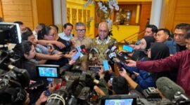 Foto: Ketua Umum PWI Pusat Akhmad Munir (tengah) didampingi Ketua Umum AFPI Entjik S. Djafar memberikan keterangan kepada awak media usai pembukaan Workshop 