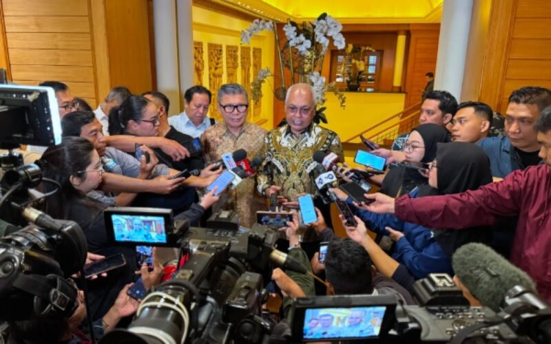 Foto: Ketua Umum PWI Pusat Akhmad Munir (tengah) didampingi Ketua Umum AFPI Entjik S. Djafar memberikan keterangan kepada awak media usai pembukaan Workshop 