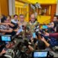 Foto: Ketua Umum PWI Pusat Akhmad Munir (tengah) didampingi Ketua Umum AFPI Entjik S. Djafar memberikan keterangan kepada awak media usai pembukaan Workshop 