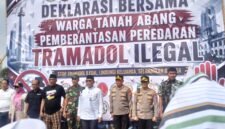 Foto: Wali Kota Administrasi Jakarta Pusat bersama unsur Forkopimda, TNI, Polri, tokoh masyarakat, serta berbagai organisasi kemasyarakatan mengikuti Deklarasi Bersama Warga Tanah Abang untuk pemberantasan peredaran Tramadol ilegal di Kecamatan Tanah Abang, Jumat (7/8/2026).