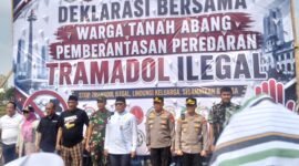 Foto: Wali Kota Administrasi Jakarta Pusat bersama unsur Forkopimda, TNI, Polri, tokoh masyarakat, serta berbagai organisasi kemasyarakatan mengikuti Deklarasi Bersama Warga Tanah Abang untuk pemberantasan peredaran Tramadol ilegal di Kecamatan Tanah Abang, Jumat (7/8/2026).