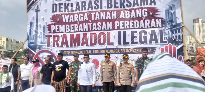 Foto: Wali Kota Administrasi Jakarta Pusat bersama unsur Forkopimda, TNI, Polri, tokoh masyarakat, serta berbagai organisasi kemasyarakatan mengikuti Deklarasi Bersama Warga Tanah Abang untuk pemberantasan peredaran Tramadol ilegal di Kecamatan Tanah Abang, Jumat (7/8/2026).