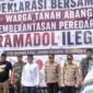 Foto: Wali Kota Administrasi Jakarta Pusat bersama unsur Forkopimda, TNI, Polri, tokoh masyarakat, serta berbagai organisasi kemasyarakatan mengikuti Deklarasi Bersama Warga Tanah Abang untuk pemberantasan peredaran Tramadol ilegal di Kecamatan Tanah Abang, Jumat (7/8/2026).