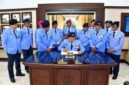 Foto: Ketua Umum Persatuan Purnawirawan Angkatan Laut (PPAL) Laksamana TNI (Purn) Yudo Margono menandatangani buku tamu usai memimpin rangkaian peringatan HUT ke-40 PPAL di Jakarta, Jumat (7/8/2026).
