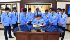 Foto: Ketua Umum Persatuan Purnawirawan Angkatan Laut (PPAL) Laksamana TNI (Purn) Yudo Margono menandatangani buku tamu usai memimpin rangkaian peringatan HUT ke-40 PPAL di Jakarta, Jumat (7/8/2026).