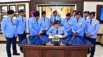 Foto: Ketua Umum Persatuan Purnawirawan Angkatan Laut (PPAL) Laksamana TNI (Purn) Yudo Margono menandatangani buku tamu usai memimpin rangkaian peringatan HUT ke-40 PPAL di Jakarta, Jumat (7/8/2026).