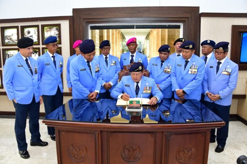 Foto: Ketua Umum Persatuan Purnawirawan Angkatan Laut (PPAL) Laksamana TNI (Purn) Yudo Margono menandatangani buku tamu usai memimpin rangkaian peringatan HUT ke-40 PPAL di Jakarta, Jumat (7/8/2026).